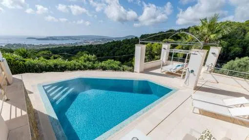Light-filled luxury villa with stunning views in top location