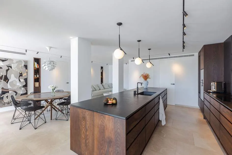 Stunning apartment with sea views in top location