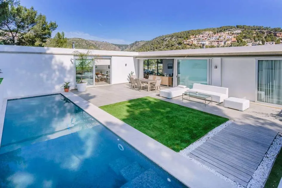 Modern sunny villa with absolute privacy close to Palma