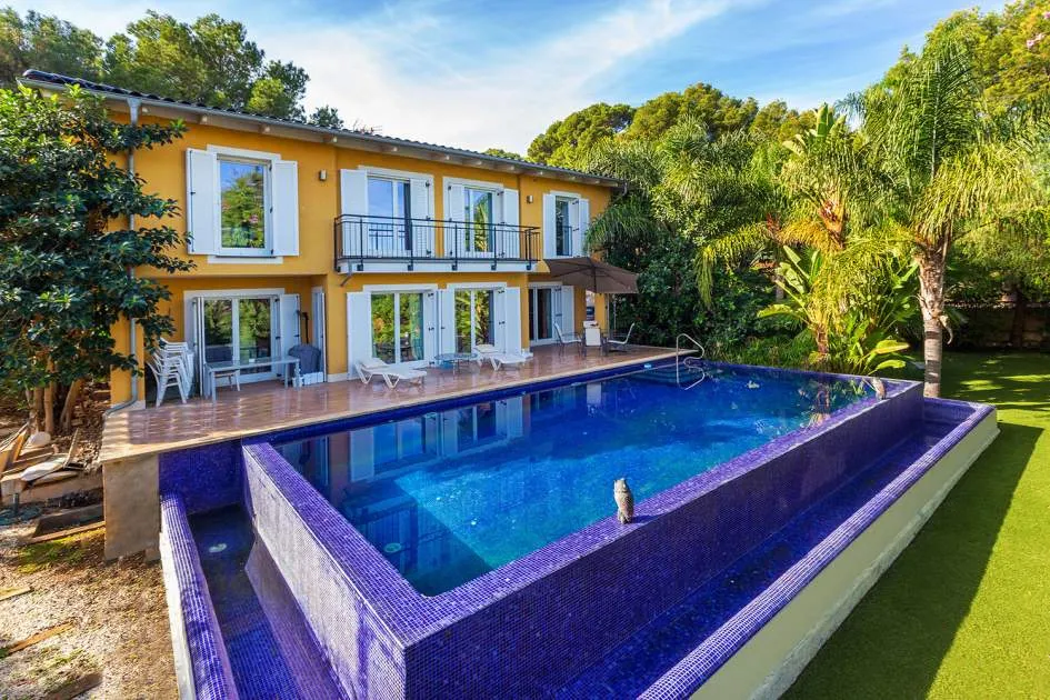 Spacious, high quality villa in quiet residential area Spacious, high quality villa in quiet residential area