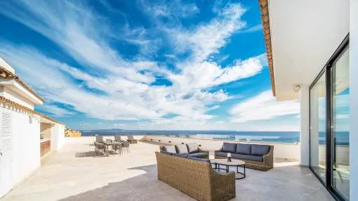 Luxurious sea view penthouse in sought-after residential area