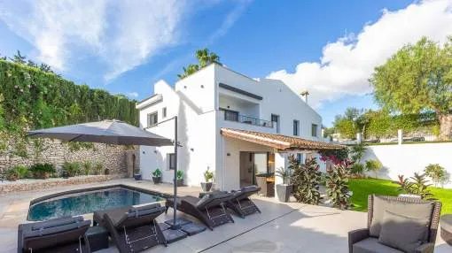Exclusively refurbished villa with panoramic views in an idyllic setting